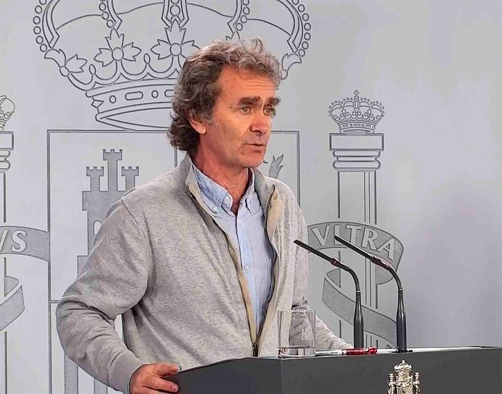 Madrid (Spain), 27/04/2020.- A handout photo made available by the Spanish Government of a tv grab showing Fernando Simon, director of Spain's Center for Coordination of Health Alerts and Emergencies (CCAES), speaking during a press conference after the meeting of the Coronavirus Evaluation and Follow-up Committee on the ongoing coronavirus COVID-19 pandemic at Moncloa Presidential Palace in Madrid, Spain, 27 April 2020. Spain is under lockdown in an attempt to fight the spread of the pandemic COVID-19 disease caused by the SARS-CoV-2 coronavirus. (España) EFE/EPA/SPANISH GOVERNMENT HANDOUT HANDOUT EDITORIAL USE ONLY/NO SALES

