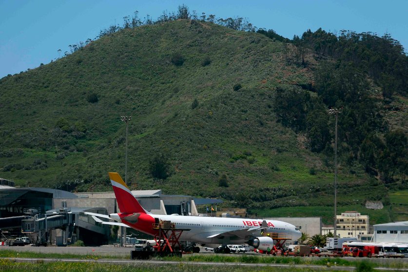 Imagen de un avión de Iberia tomada este lunes en el aeropuerto Tenerife Norte-Ciudad de La Laguna. EFE/ Cristóbal García
