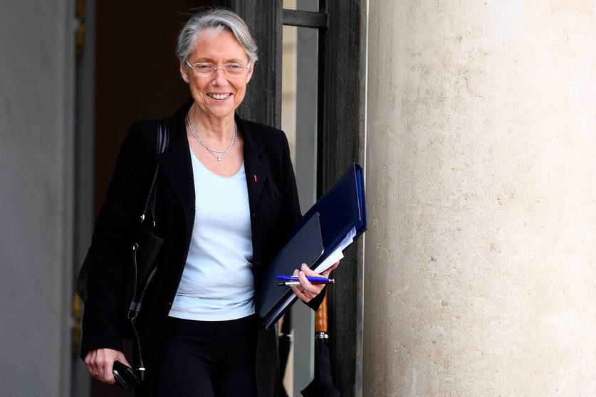 Paris (France), 13/05/2020.- French Minister for the Ecological and Inclusive Transition Elisabeth Borne leaves after the first ministers council since France began a gradual easing of lockdow measures and restrictions on 11 May, at Elysee Palace in Paris, France, 13 May 2020. (Francia) EFE/EPA/JULIEN DE ROSA / POOL