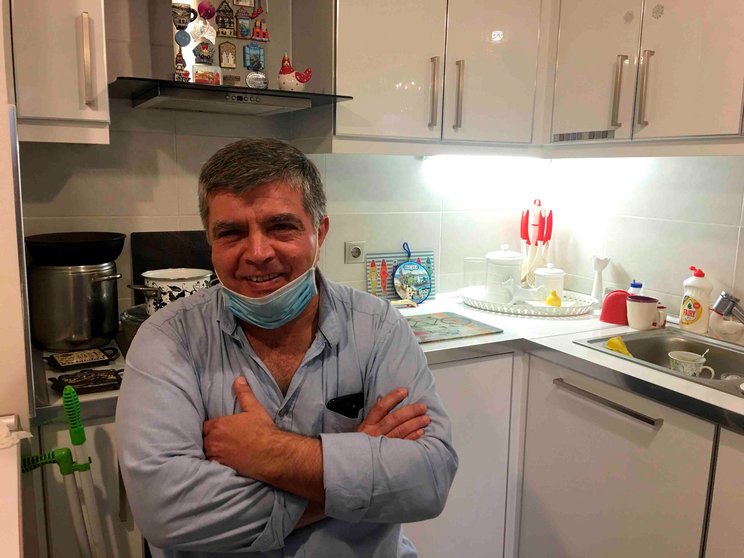 GRAF4576. TIFLIS, 02/06/2020.- Un español imparte en línea clases de cocina latinoamericana para georgianos Tiflis, 2 jun (EFE).- El hispano-georgiano Manuel Faúndez, uno de los cocineros más famosos de Tiflis, ha comenzado a impartir clases de cocina en internet para "diversificar los estudios en línea durante la pandemia del coronavirus", según cuenta a Efe.-EFE/ Misha Vignanski
