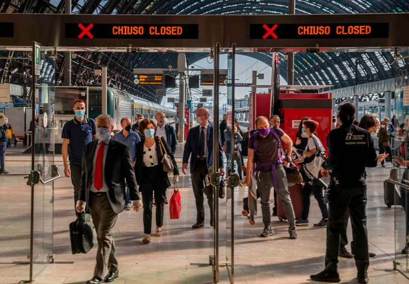 Varios viajeros pasan un control a su llegada a la Estación Central de Milán, antes de tomar un tren tras la reapertura de las fronteras regionales, durante la relajación de las medidas de restricción de la fase 2 del estado de emergencia por COVID-19. EFE/Carlo Cozzoli-Fotogramma)
