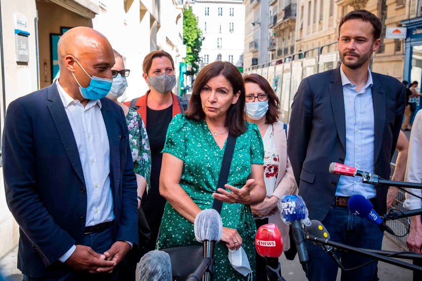 Paris (France), 02/06/2020.- Paris city hall candidates Anne Hidalgo (C) for Socialist Party (PS) and David Belliard (CR) for Europe Ecologie Les Verts (EELV) green Party speak to the press as part of the municipal election campaign in Paris, France, 02 June 2020. Hidalgo and Belliard announced a coalition agreement for the second round. (Elecciones, Francia) EFE/EPA/CHRISTOPHE PETIT TESSON

