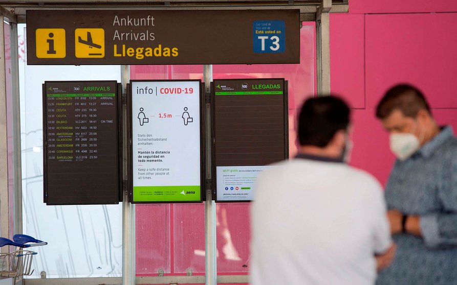 Salida de la terminal de llegadas de la T3 del aeropuerto de Málaga Costa del Sol, hoy domingo, día en el que finaliza el estado de alarma provocado por la crisis sanitaria del coronavirus. EFE/Daniel Pérez.
