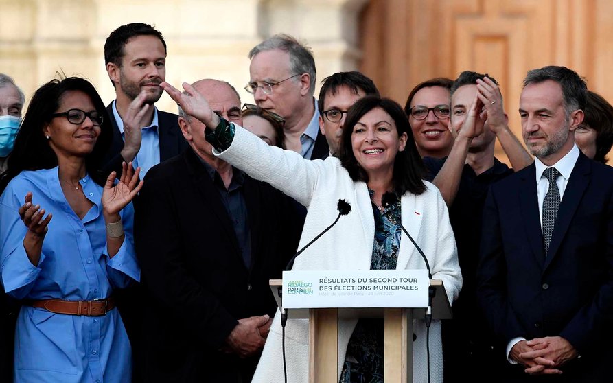 Paris (France), 28/06/2020.- The incumbent mayor of Paris, Anne Hidalgo (C) celebrates after winning the second round of the French Municipal elections in Paris, France, 28 June 2020. The second round of municipal elections was to be held on 22 March 2020 but was delayed due to the spread of the coronavirus pandemic causing the Covid-19 disease. (Elecciones, Francia) EFE/EPA/JULIEN DE ROSA
