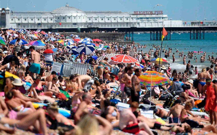 ARA1. BRIGHTON (REINO UNIDO), 25/06/2020.- Cientos de personas disfrutan de una calurosa jornada en la playa en Brighton (Reino Unido), este jueves. El número de muertes confirmadas por test de COVID-19 en el Reino Unido se eleva ya a 43.230, tras sumar 149 más en las últimas veinticuatro horas, según datos divulgados este jueves por el Ministerio británico de Sanidad. Hasta la fecha, el Reino Unido ha registrado 307.980 casos positivos de contagio por el nuevo coronavirus, 1.118 en la última jornada, de acuerdo con la misma fuente. EFE/ Andy Rain
