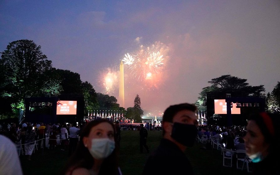 Washington (United States), 04/07/2020.- Fireworks explode in the sky during the Fourth of July 'Salute to America' event in Washington, D.C., USA, 04 July 2020. Trump pushed forward with his planned Fourth of July celebration, even as many officials urged the public to stay home and avoid gathering in large crowds due to the ongoing coronavirus pandemic. (Incendio, Estados Unidos) EFE/EPA/Chris Kleponis / POOL
