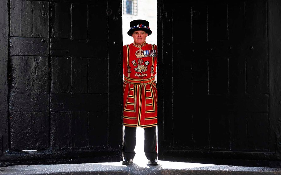 -FOTODELDIA- LONDRES (REINO UNIDO) 10/07/2020.- Uno de los guardianes de la Torre de Londres, conocidos como "beefeaters" durante la reapertura oficial de la Torre de Londres este viernes tras permanecer más de tres meses cerrada por el coronavirus. EFE/ Andy Rain
