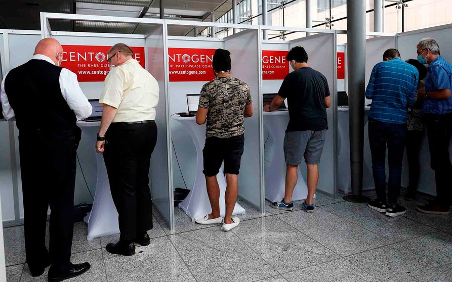 Viajeros esperan en el aeropuerto de Francfort para someterse a un test de corornavirus.EFE/EPA/RONALD WITTEK
