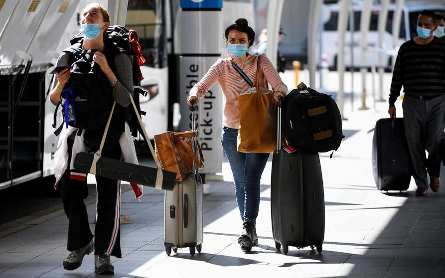 Sydney (Australia), 08/05/2020.- Australian residents returning from India are ushered towards waiting buses for the beginning of their 14-day mandatory quarantine, after arriving at Sydney International Airport in Sydney, Australia, 08 May 2020. EFE/EPA/BIANCA DE MARCHI AUSTRALIA AND NEW ZEALAND OUT