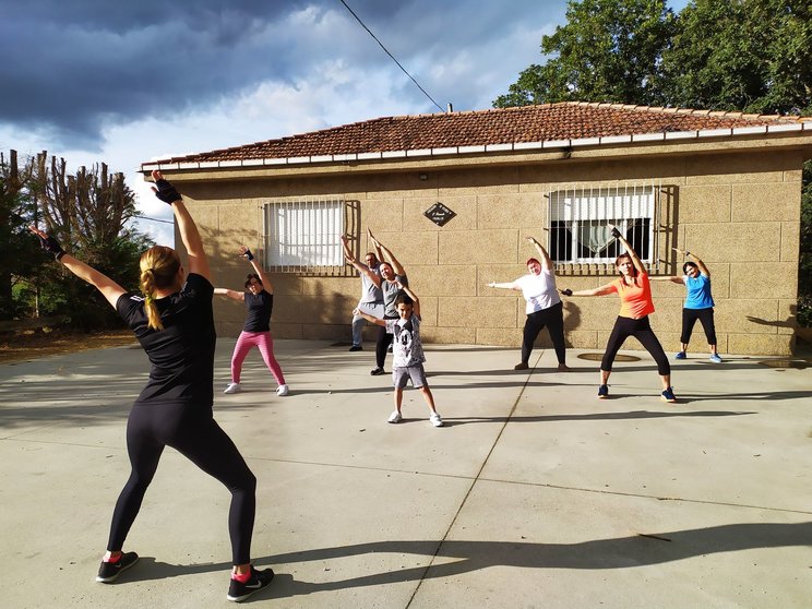  Participantes del taller de ejercicio físico impartido desde "Móvete Celanova" en Mourillós. 