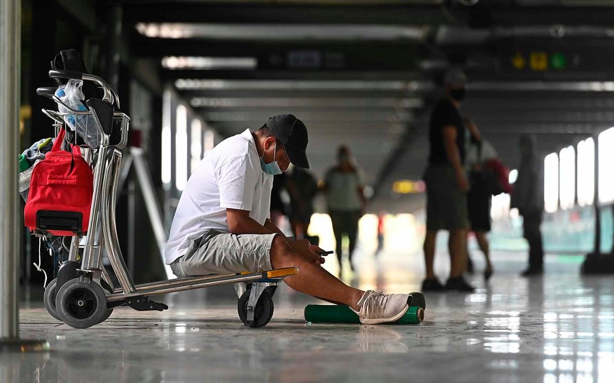 GRAF8419. MADRID, 03/08/2020.- Un hombre espera en la terminal 4 del Aeropuerto de Barajas cuyos vuelos han descendido en comparación con los registrados en estas mismas fechas el pasado año, a causa de la pandemia. EFE/ Fernando Villar