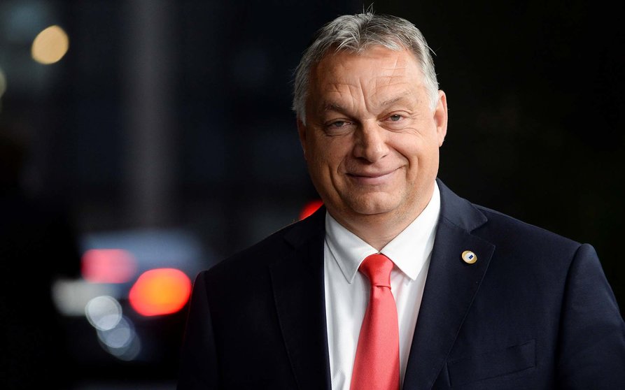 Brussels (Belgium), 20/07/2020.- Hungarian Prime Minister Viktor Orban leaves in the early morning after the third day of the European Council in Brussels, Belgium, 20 July 2020. European Union nations leaders meet face-to-face for a third day to discuss plans responding to coronavirus crisis and new long-term EU budget. (Lanzamiento de disco, Bélgica, Bruselas) EFE/EPA/JOHANNA GERON / POOL