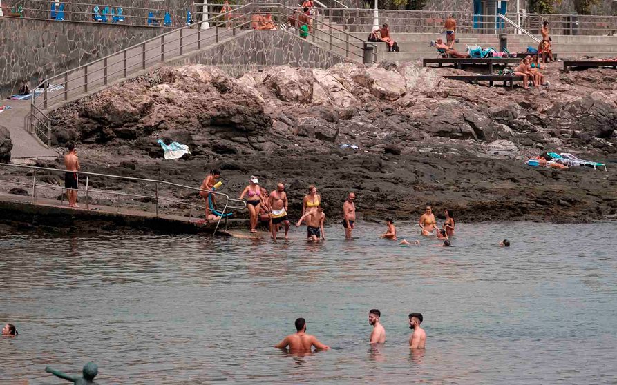 Varias personas disfrutan del mar en la playa de Arinaga, en el municipio grancanario de Agüimes. EFE/Ángel Medina G.
