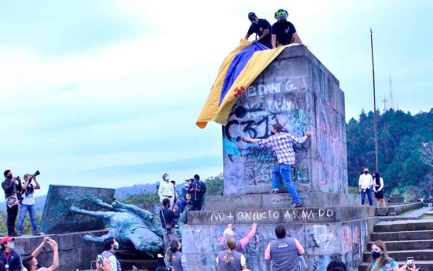 AME5366. POPAYÁN (COLOMBIA), 16/09/2020.- Indígenas derriban el monumento de Sebastián de Belalcázar, este miércoles, en Popayán (Colombia). Indígenas de la comunidad Misak tumbaron este miércoles una estatua del conquistador español Sebastián de Belalcázar en Popayán, capital del convulso departamento colombiano del Cauca (suroeste), como forma de "reinvidicar la memoria de ancestros asesinados y esclavizados por las élites". "De Belalcázar fue un genocida que masacró a los pueblos que conquistó. Mi respeto a los Misak que hoy reivindican sus muertos. Al suelo un símbolo de 500 años de esclavitud", afirmó la presidenta del Movimiento Alternativo Indígena y Social (Mais), Martha Peralta, en Twitter. EFE/ Elkin Rojas
