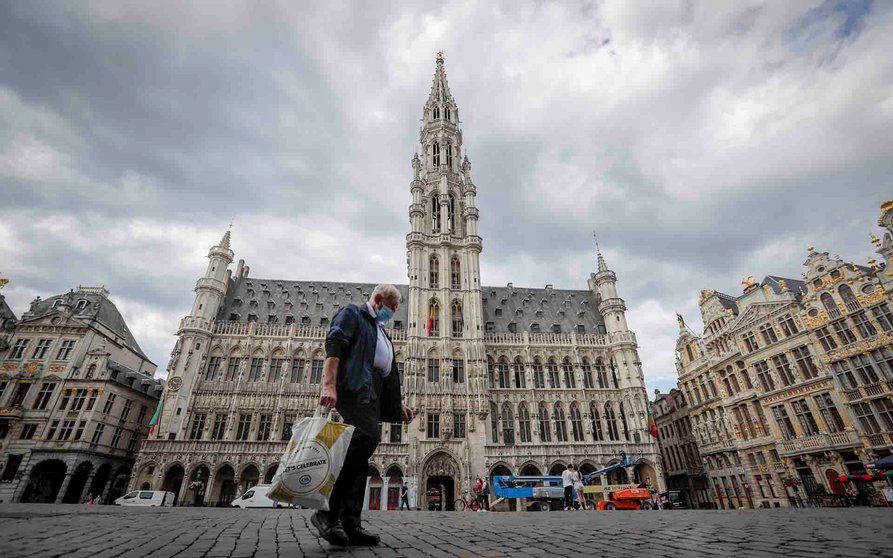 Brussels (Belgium), 20/08/2020.- A man walks around Grand Place in Brussels, Belgium, 20 August 2020. Belgium National Security Council gathered to take new measures to curb the spread of COVID-19 amid fears of a second wave. (Bélgica, Bruselas) EFE/EPA/OLIVIER HOSLET