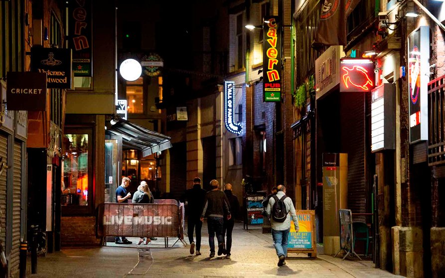 Varias personas caminan por una calle de bares de Liverpool. EFE/EPA/PETER POWELL
