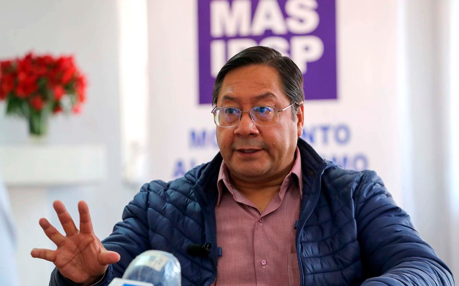 The virtual winner of the presidential elections, Luis Arce, candidate of the Movement to Socialism (MAS) of Evo Morales, talks with Efe during an interview, in La Paz, Bolivia, 20 October 2020. Arce was willing to mutually reestablish ambassadors with Spain, after talking with the President of the Spanish Government, Pedro Sanchez. "I have also spoken with the president of Spain, Pedro Sanchez. He told me 'we want to work', we have no problem. A good sign would be to reestablish ambassadors," he declared in an interview with Efe this Tuesday in La Paz. EFE/ Martin Alipaz
