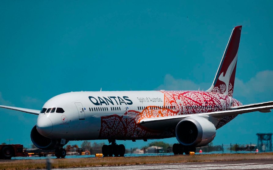 Foto de un avión de la aerolínea australiana Qantas, empresa que busca reanudar parte de sus vuelos comerciales internacionales a mediados de 2021. EFE/EPA/ CHARLIE BLISS /Archivo
