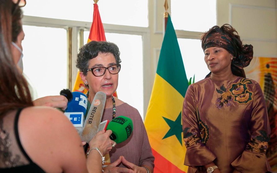 -FOTODELDÍA- Dakar (Senegal), 22/11/2020.- La ministra española de Asuntos Exteriores Arancha Gonzalez Laya (c) habla con los medios tras una reunión con su homóloga de Senegal Aissata Tall Sall (d), hoy en Dakar. EFE/ALIOU MBAYE

