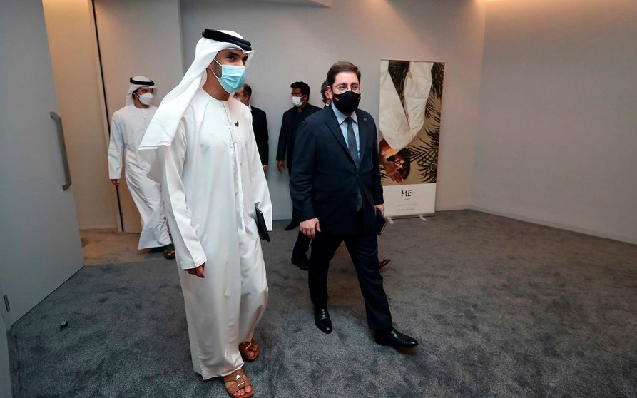 DUBÁI (EMIRATOS ÁRABES UNIDOS), 08/12/2020.- El secretario de Estado de España Global, Manuel Muñiz (d), saluda al ministro emiratí de Estado y Relaciones Exteriores, Thani Ahmed al Zeyoudi (i), durante su visita de dos días a Emiratos Árabes Unidos (EAU), este martes en Dubái. Muñiz concluyó hoy su visita a Emiratos Árabes Unidos (EAU), en la que ha visto como este país se está convirtiendo en "un punto de contacto" de las empresas y la comunidad española con Asia. EFE/Ali Haider

