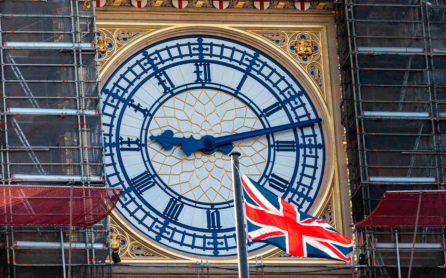 -FOTODELDIA- Londres (Reino Unido), 05/12/2020.- La bandera británica ondea cerca del Big Ben en Westminster, Londres (Reino Unido) este sábado. Los negociadores británicos y de la UE han pausado las negociaciones sobre el brexit. EFE/VICKIE FLORES
