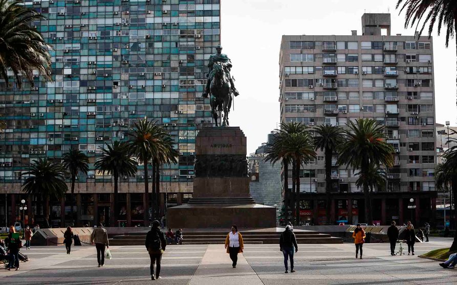 Personas con tapabocas caminan en la Plaza Independencia de Montevideo (Uruguay). EFE/Federico Anfitti/Archivo
