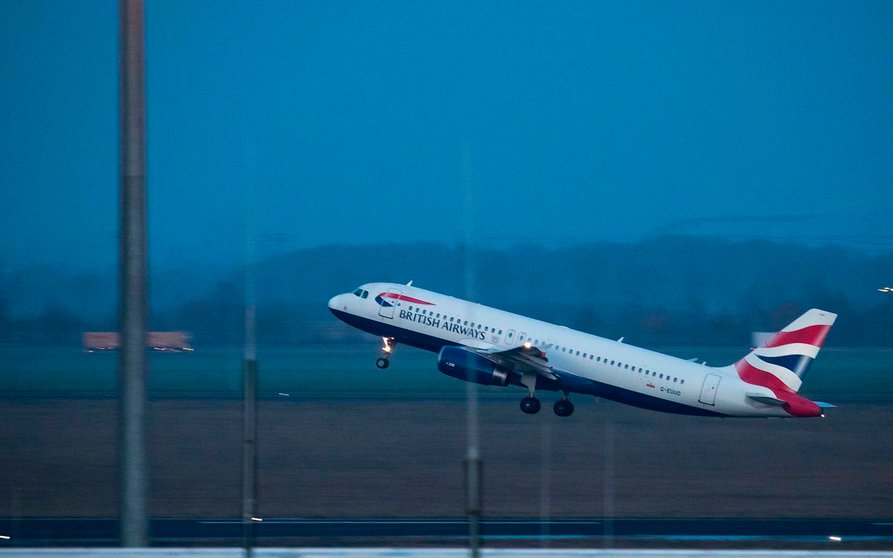 Berlin (Germany), 21/12/2020.- A British Airways (BA) plane to London takes off from Berlin Brandenburg Airport (BER) in Berlin, Germany, 21 December 2020. Concerned about a new and more contagious strain of the coronavirus, the German government, like many other European countries, imposes a ban on all passenger flights from Britain to Germany. (Alemania, Reino Unido, Londres) EFE/EPA/HAYOUNG JEON
