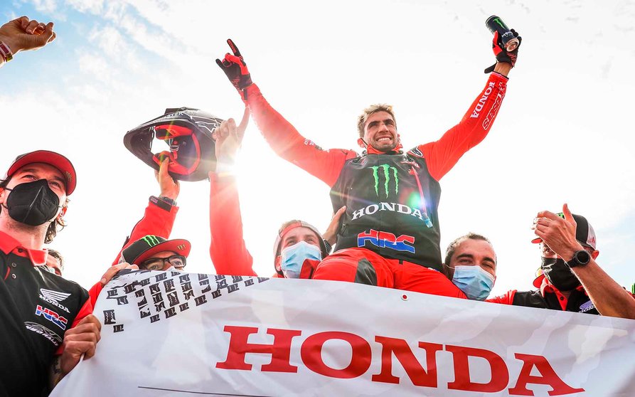 Jeddah (Saudi Arabia), 15/01/2021.- A handout photo made available by ASO of Kevin Benavides of Argentina, Honda, Monster Energy Honda Team 2021, celebrating winning the Bike section after the 12th and final stage of the Dakar 2021 between Yanbu and Jeddah, in Saudi Arabia, 15 January 2021. (Arabia Saudita) EFE/EPA/Antonin Vincent HANDOUT via ASO SHUTTERSTOCK OUT HANDOUT EDITORIAL USE ONLY/NO SALES/NO ARCHIVES

