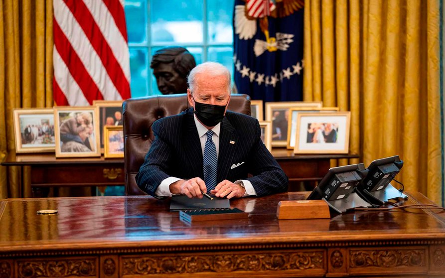El presidente de Estados Unidos, Joe Biden, en el Despacho Oval de la Casa Blanca, en Washington (EE.UU.), hoy 25 de enero de 2021. EFE/Doug Mills
