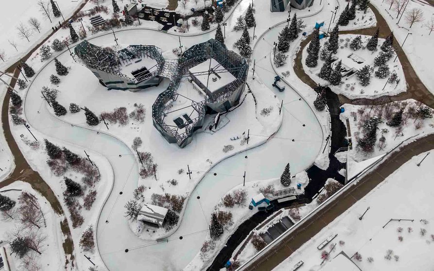 -FOTODELDÍA- Chicago (Estados Unidos), 16/02/2021.- Una fotografía aérea realizada con un dron muestra la repavimentación de la cinta de patinaje sobre hielo en Maggie Daley Park después de que una nevada nocturna dejara más de 18 pulgadas (45,72 cm) en el suelo y carreteras en Chicago, Illinois, EE. UU., 16 de febrero de 2021. Gran parte de EE. UU. Se ha visto afectado por tormentas invernales que han provocado una caída de las temperaturas, el cierre de los principales aeropuertos y los cortes de energía de millones de personas. (Estados Unidos) EFE / EPA / TANNEN MAURY
