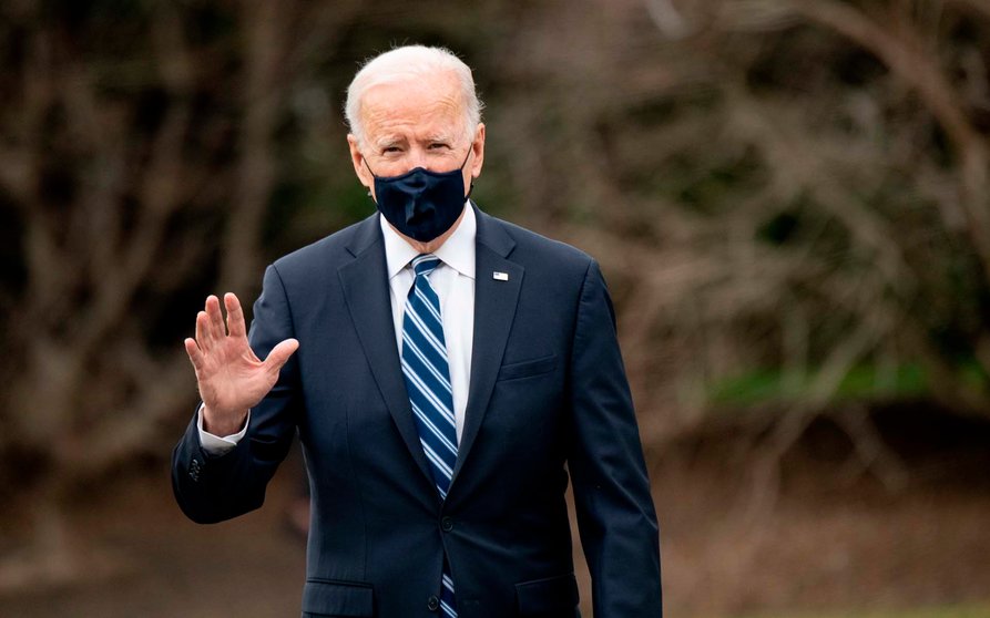Washington (United States), 16/03/2021.- US President Joe Biden waves as he walks on the South Lawn of the White House before boarding Marine One in Washington, DC, USA, 16 March 2021. Biden, traveling to Pennsylvania, is fanning out across the country along with the Vice President and their spouses to highlight Americans receiving stimulus checks and coronavirus vaccines, as well as businesses that have been able to stay afloat with government loans. (Estados Unidos) EFE/EPA/ERIN SCOTT / POOL

