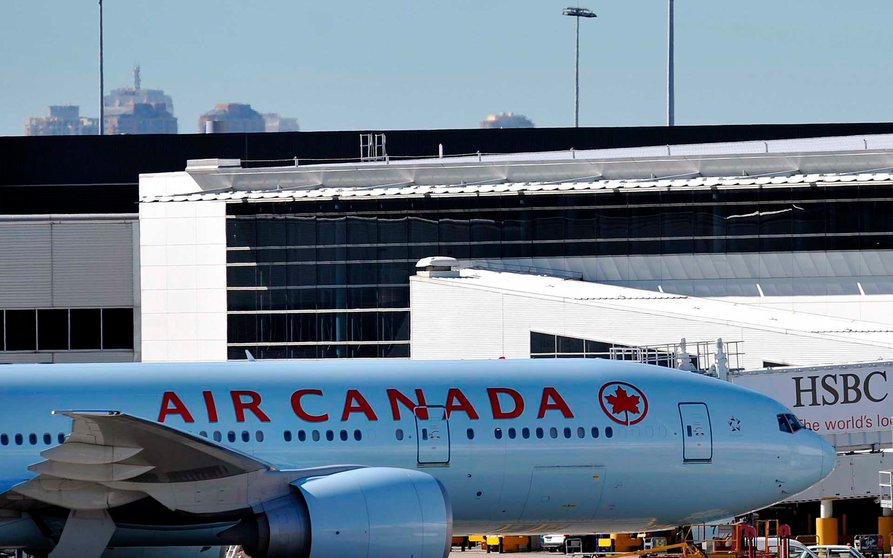 La prohibición de vuelos de pasajeros procedentes de estos dos países empezará hoy a partir de las 23.30 hora de Ottawa (3.30 GMT del miércoles), informó el ministro de Transporte de Canadá, Omar Alghabra. EFE/Paul Miller/Archivo
