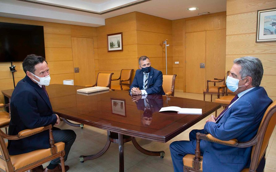 El presidente de Cantabria, Miguel Ángel Revilla, recibe al cónsul general de Uruguay, Ramiro Rodríguez Bausero.
nr
9 jun 21