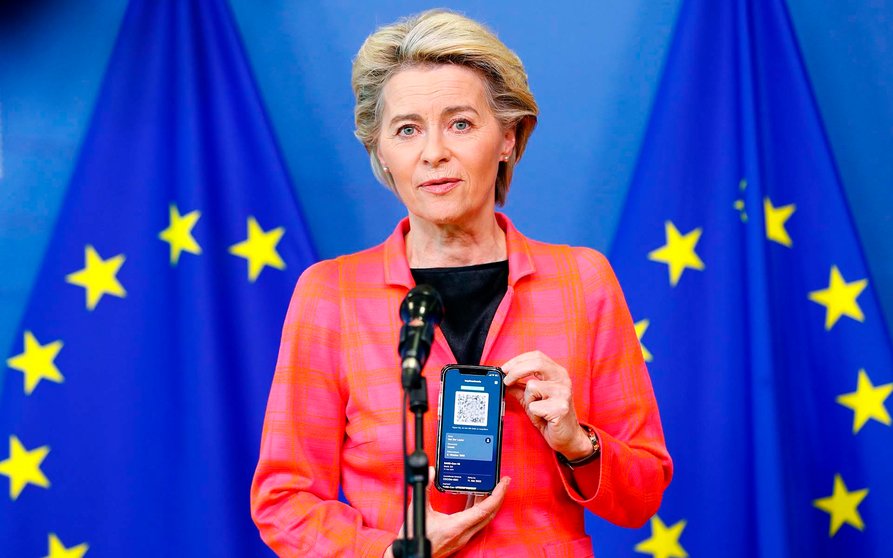 Brussels (Belgium), 16/06/2021.- European Commission President Ursula von der Leyen holds a mobile phone as she gives a statement about the EU Digital COVID Certificate in Brussels, Belgium, 16 June 2021. (Bélgica, Bruselas) EFE/EPA/JOHANNA GERON / POOL
