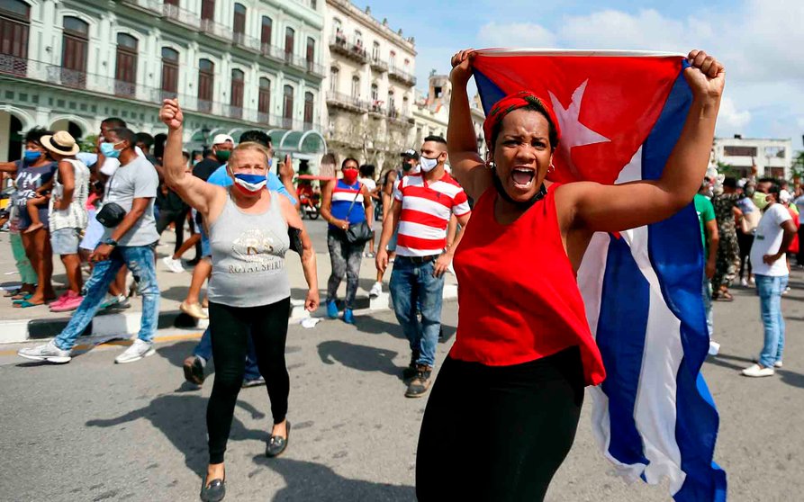 FOTODELDÍA-HAB15. LA HABANA (CUBA), 11/07/2021.- Personas manifiestan su apoyo al gobierno cubano hoy, en una calle en La Habana (Cuba)- Cientos de cubanos salieron este domingo a las calles de La Habana al grito de "libertad" en manifestaciones pacíficas, que fueron interceptadas por las fuerzas de seguridad y brigadas de partidarios del Gobierno, produciéndose enfrentamientos violentos y arrestos. EFE/Ernesto Mastrascusa

