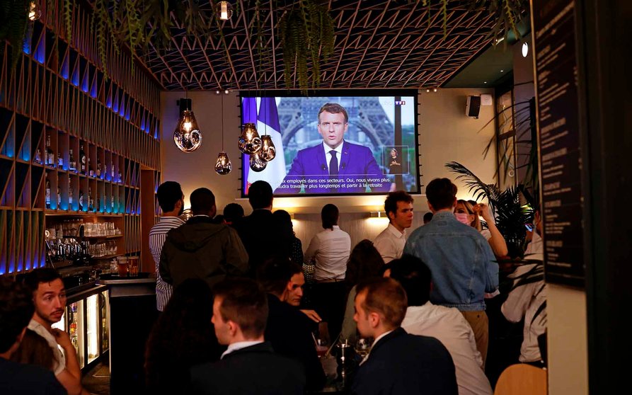 Paris (France), 12/07/2021.- Bar customers watch French President Emmanuel Macron making a televised address to the nation to announce enhanced measures to fight the spread of Covid19 coronavirus, as France faces a possible resurgence of the pandemic, in Paris, France, 12 July 2021. (Francia) EFE/EPA/YOAN VALAT
