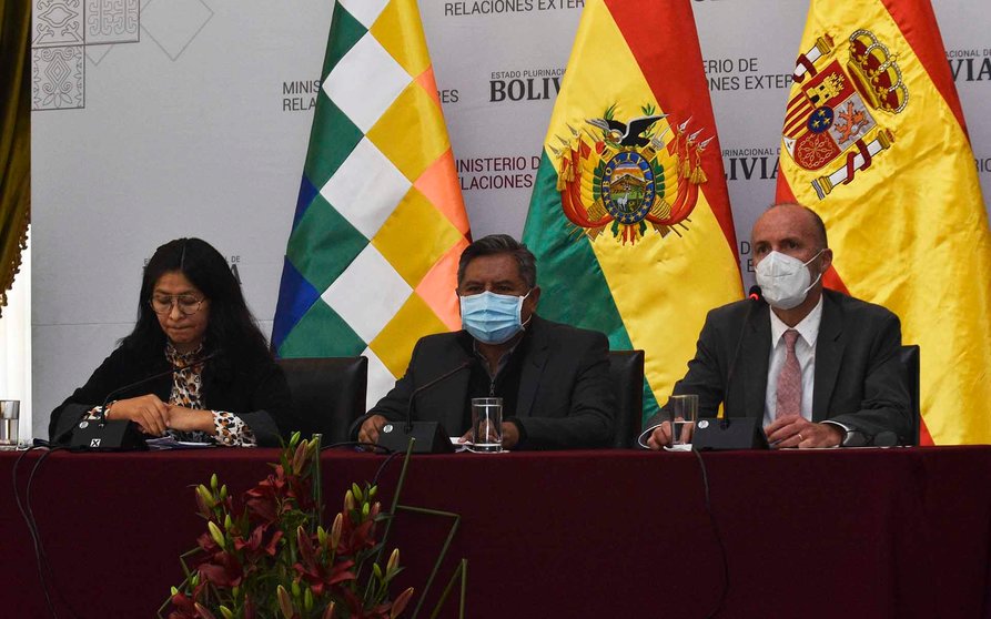 AME655. LA PAZ (BOLIVIA), 24/08/2021.- La viceministra de Gestión Institucional y Consular de Bolivia (i), Eva Chuquimia, el Canciller boliviano, Rogelio Mayta (centro), y el embajador de España en Bolivia, Francisco Javier Gassó, durante una conferencia de prensa, hoy en la Cancillería boliviana. La Embajada de España en Bolivia y la Cancillería boliviana anunciaron este martes que se levantaron las restricciones a los bolivianos para ingresar a territorio español siempre y cuando estén vacunados con las dos dosis contra la COVID-19. EFE/ Stringer
