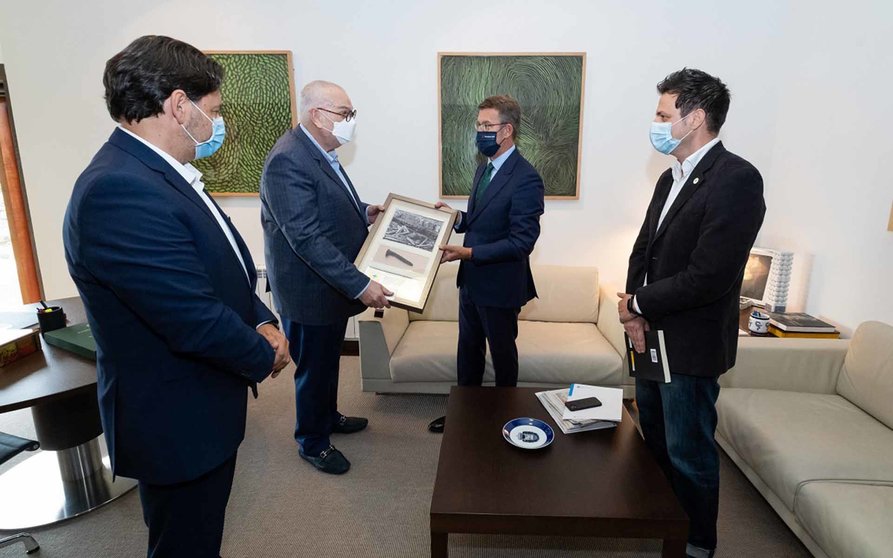 O presidente da Xunta, Alberto Núñez Feijóo, acompañado polo secretario xeral de Emigración, Antonio Rodríguez Miranda, recibe a representantes da Fundación A Nosa Terra (Panamá), no seu despacho de Monte Pío. Santiago de Compostela, 14/9/2021.