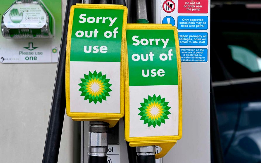-FOTODELDIA- Londres (Reino Unido) 24/09/2021.- Vista de los surtidores de una gasolinera de BP fuera de servicio en Londres este viernes. La petrolera británica BP informó de que ha cerrado "temporalmente" algunas estaciones de servicio en el Reino Unido ante la falta de suministro tanto de gasolina como de diésel, debido a la crisis que atraviesa el sector del transporte británico. EFE/ Facundo Arrizabalaga
