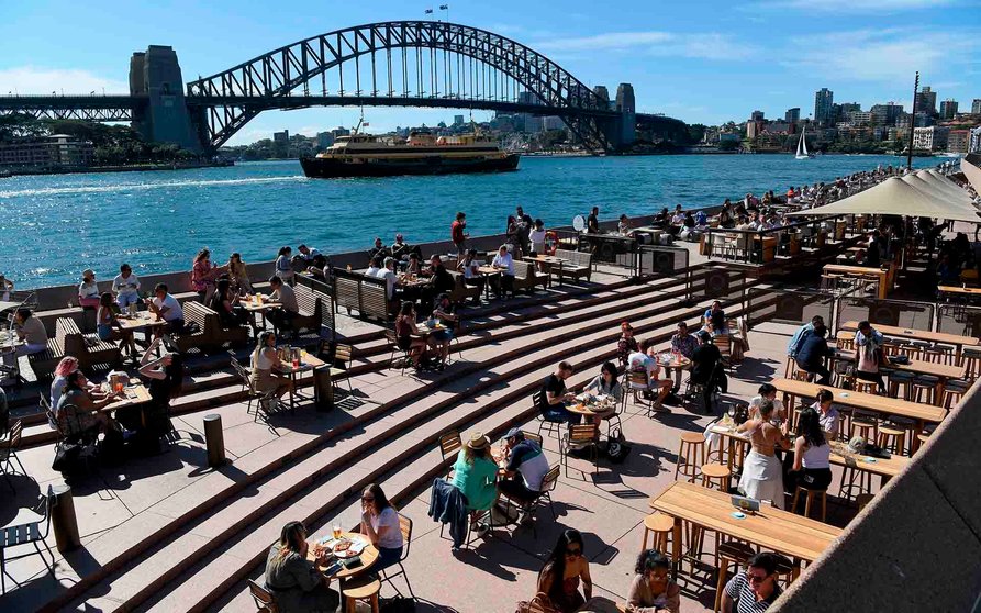 (Australia), 17/10/2021.- Members of the public are seen at outdoor dinning areas at The Sydney Opera House, in Sydney, Australia, 17 October 2021. New South Wales has reached its target of 80 percent full vaccination for people aged over 16, clearing the way for a further easing of restrictions. (Abierto) EFE/EPA/BIANCA DE MARCHI AUSTRALIA AND NEW ZEALAND OUT
