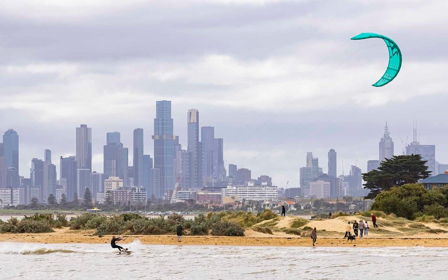 Melbourne (Australia), 16/10/2021.- A person is seen Kitesurfing at the beach in Brighton, Melbourne, Australia, 16 October 2021. All authorised Victorian workers spanning from retail staff to pro sportspeople must now be partially vaccinated for COVID-19 or have a booking to go to work. EFE/EPA/DANIEL POCKETT AUSTRALIA AND NEW ZEALAND OUT
