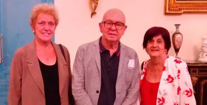 Al centro el escritor Miguel Barnet Lanza con la presidenta de la ASRMPGH y la presidenta del CRE en Cuba