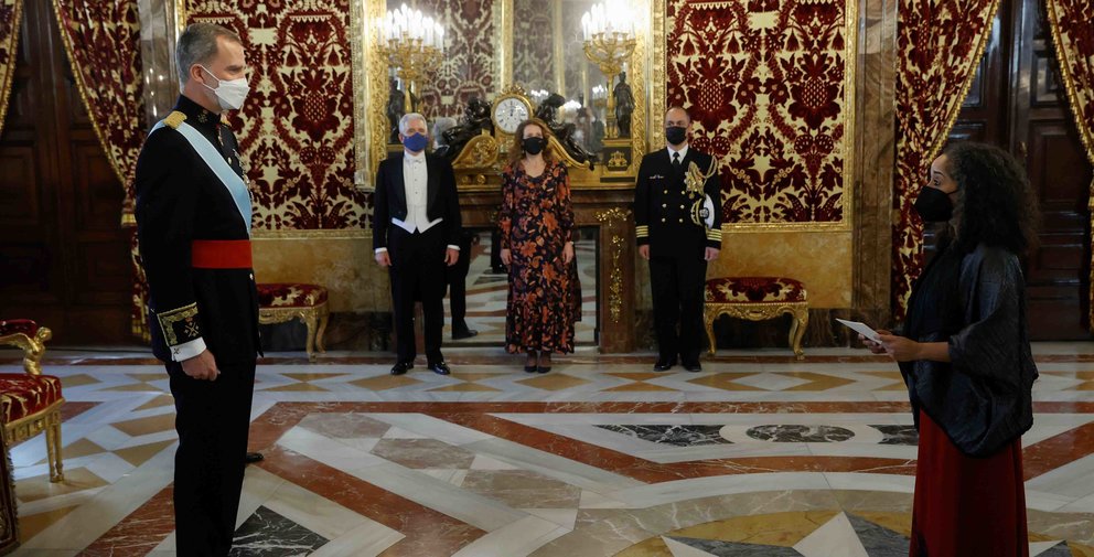MADRID, 02/02/2022.- El rey Felipe VI recibe las cartas credenciales de la nueva embajadora de los Estados Unidos de América, Julissa Reynoso, en una ceremonia celebrada este miércoles en el Palacio Real, en Madrid. EFE/Juan Carlos Hidalgo
