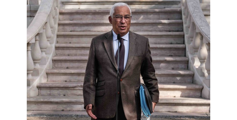 Lisboa (Portugal), 09/02/2022.- Portuguese Prime Minister Antonio Costa speaks to journalists upon his arrival at the Sao Bento Palace, marking the beginning of the public consultation process as part of the preparation for the next political cycle, in Lisbon, 09 February 2022. The Socialist Party (PS) won the 2022 legislative elections, with an absolute majority, having elected 117 deputies. (Elecciones, Lisboa) EFE/EPA/MARIO CRUZ
