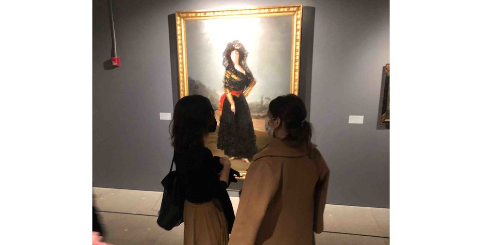AME6400. NUEVA YORK (ESTADOS UNIDOS), 16/02/2022.- Visitantes observan obras durante la inauguración de la muestra "Nuestra casa", hoy, en Nueva York (EE.UU.). La Hispanic Society de Nueva York, que atesora la mayor colección de arte español e hispano fuera de España, exhibe desde este miércoles y durante meses una selección escogida de sus "tesoros" entre los que destacan obras de Goya, Velázquez, Zurbarán y El Greco, entre otros artistas. La sociedad, que desde 2017 está cerrada en su sede principal neoyorquina por obras y sin fecha clara de reapertura, ha habilitado desde hace un año un anexo donde se exhiben esta muestra llamada "Nuestra casa: redescubriendo los tesoros", que ya ha viajado, en formato más grande, hasta Houston, y luego tiene previsto hacerlo a Toronto y Londres. EFE/ Javier Otazu
