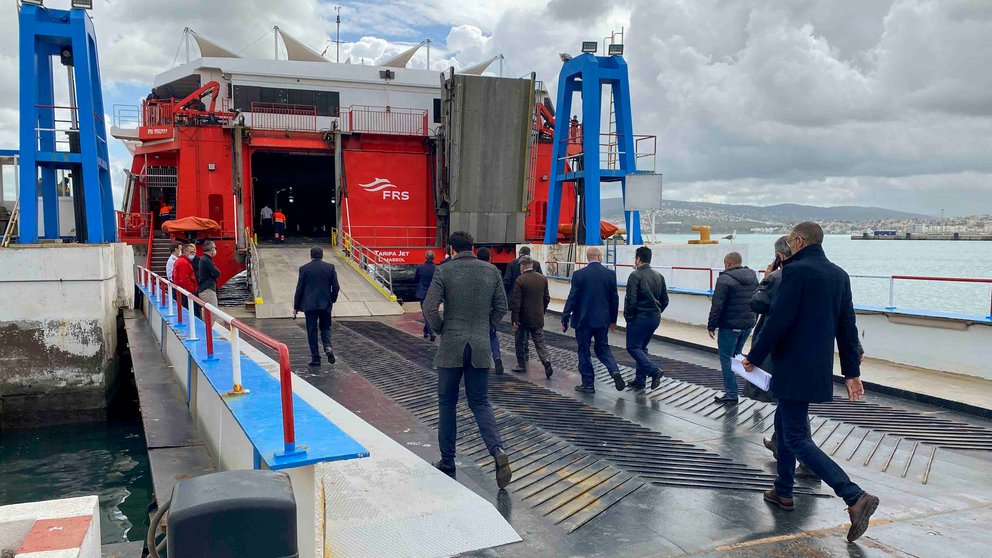 TÁNGER (MARRUECOS), 12/04/2022.- Llegada del primer barco procedente de Tarifa al puerto de Tánger (Marruecos) este martes tras restablecerse las conexiones marítimas entre España y Marruecos después de dos años de cierre a causa de la pandemia. EFE/ Fatima Zohra Bouaziz
