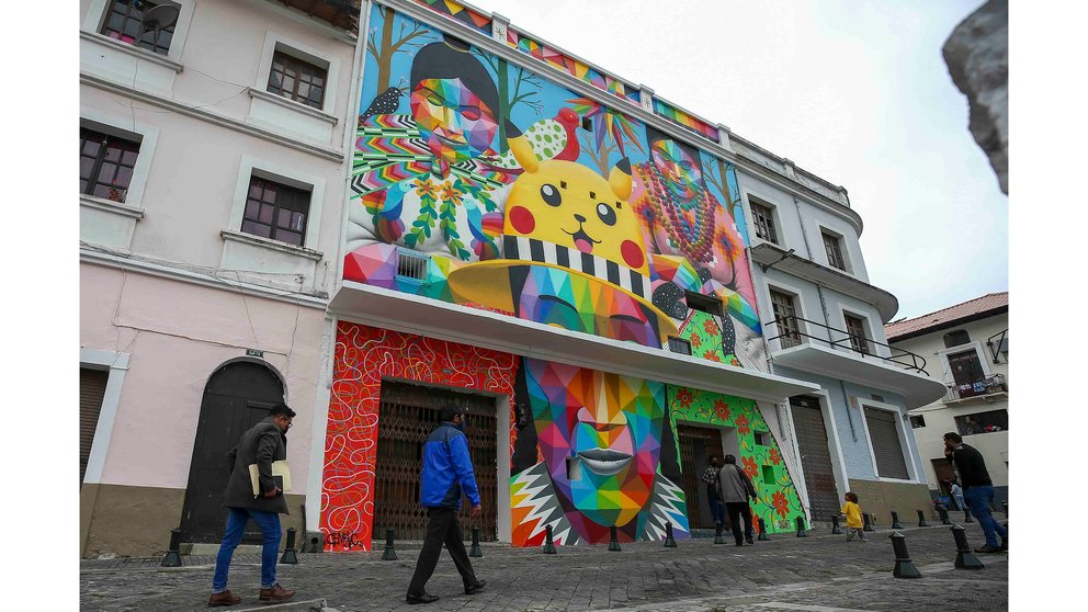 AME9979. QUITO (ECUADOR), 17/05/2022.- Fotografía de un mural pintado por el artista español Okuda San Miguel el cual incluye un Pikachu, el 16 de mayo de 2022, en Quito (Ecuador). El Pikachu presente en un mural recientemente pintado por el artista español Okuda San Miguel en Quito, donde rinde homenaje a las mujeres bordadoras de Llano Grande, comuna del norte de la capital de Ecuador, ha sido motivo de controversia tras su inauguración, pues se ha generado la confusión entre las personas de que esta obra hace alusión a la Batalla de Pichincha, que selló la independencia de Ecuador y cuyo bicentenario se conmemora este de 24 de mayo, cuando en realidad marca el inicio de CaminArte, una iniciativa del municipio de Quito para impulsar la recuperación del patrimonio urbano del centro histórico de la ciudad. EFE/ José Jácome
