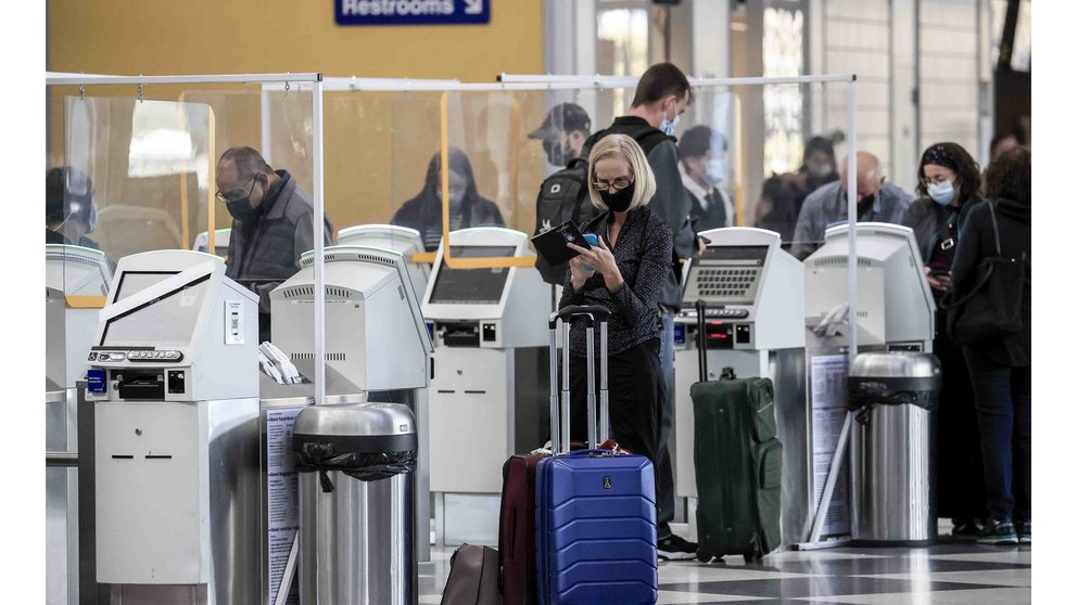 Fotografía de archivo que muestra a pasajeros en un aeropuerto. EFE/Tannen Maury
