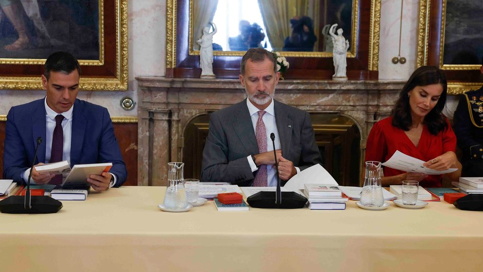 Los reyes Felipe y Letizia junto al presidente del Gobierno, Pedro Sánchez (i) presiden la reunión anual del Patronato del Instituto Cervantes este martes en el Palacio Real de Aranjuez. EFE/ J.J.Guillen/POOL
