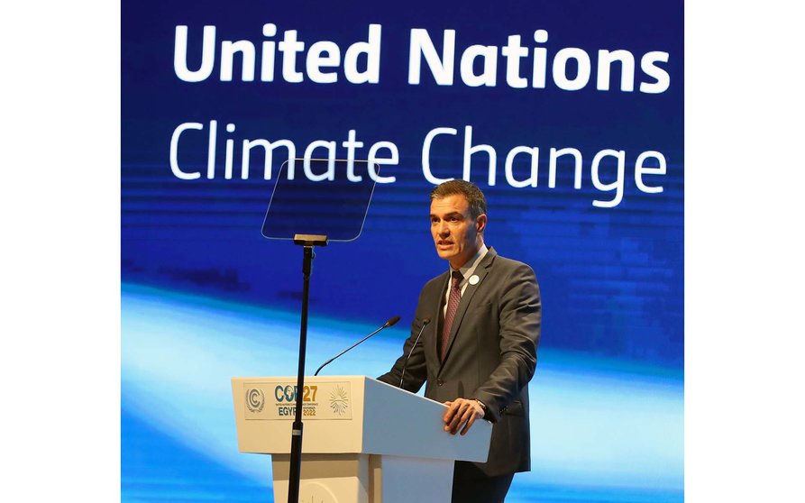 Sharm El Sheikh (Egypt), 07/11/2022.- Spain's Prime Minister Pedro Sanchez speaks during the 2022 United Nations Climate Change Conference (COP27), in Sharm El-Sheikh, Egypt, 07 November 2022. The 2022 United Nations Climate Change Conference (COP27), runs from 06-18 November, and is expected to host one of the largest number of participants in the annual global climate conference as over 40,000 estimated attendees, including heads of states and governments, civil society, media and other relevant stakeholders will attend. The events will include a Climate Implementation Summit, thematic days, flagship initiatives, and Green Zone activities engaging with climate and other global challenges. (Egipto, España) EFE/EPA/KHALED ELFIQI
